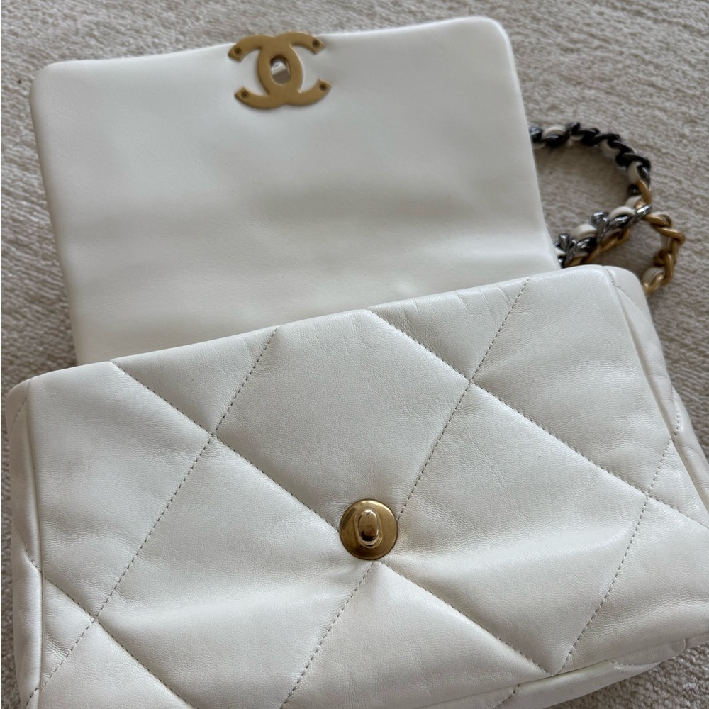 Chanel Ivory Quilted Shoulder Bag with Chain Strap - Picture 6 of 8